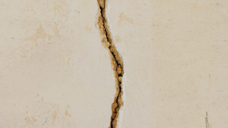 What is the Difference in Epoxy and Polyurethane in Concrete Crack Injections