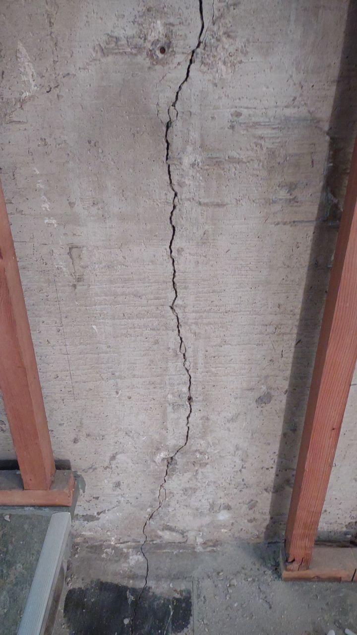 Vertical foundation crack